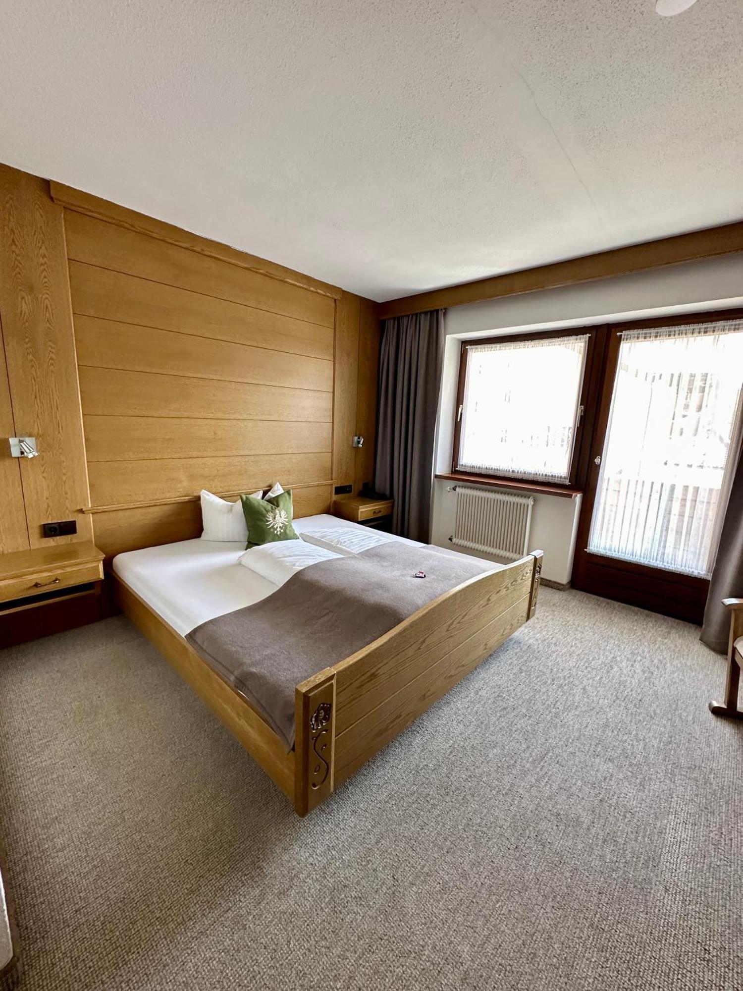 Hotel Zirbenhof Sankt Leonhard im Pitztal Oda fotoğraf