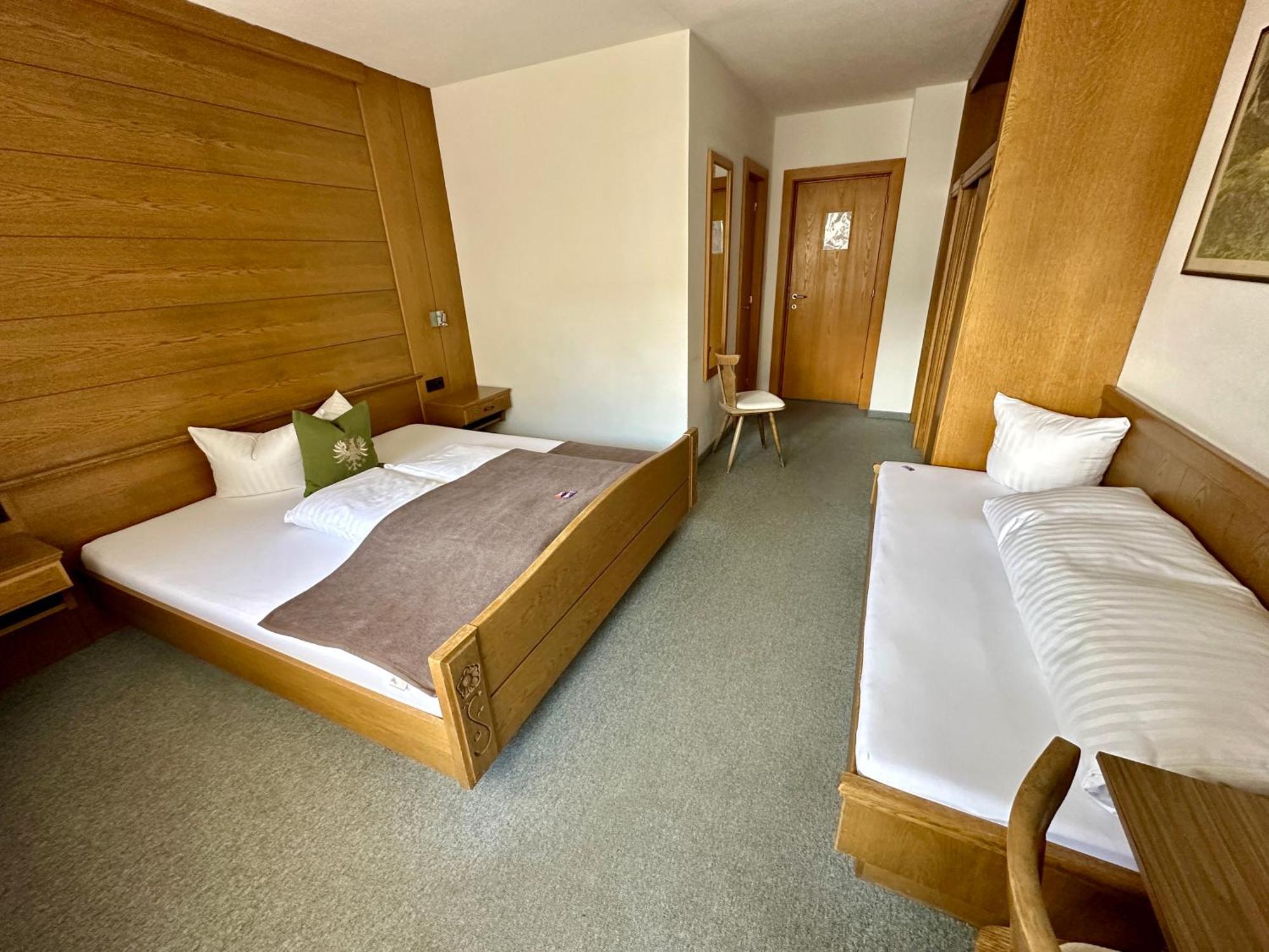 Hotel Zirbenhof Sankt Leonhard im Pitztal Oda fotoğraf