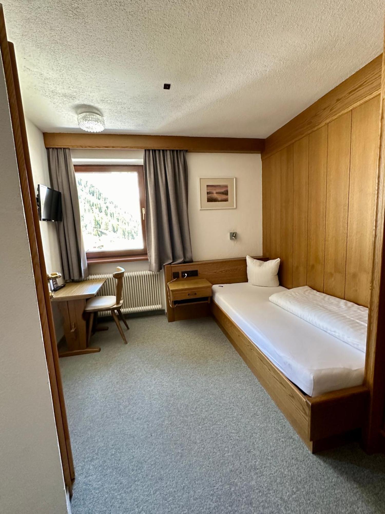 Hotel Zirbenhof Sankt Leonhard im Pitztal Oda fotoğraf